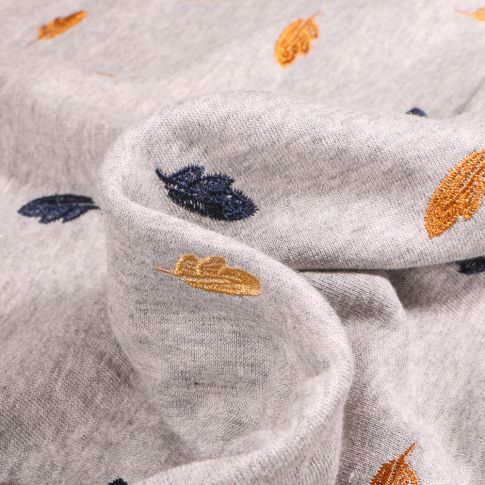 Tissu Sweat Léger envers gratté  Plumes brodées Orange sur fond Gris chiné