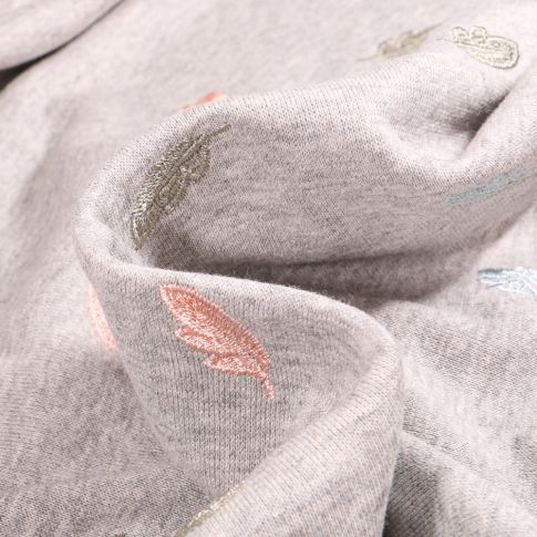 Tissu Sweat Léger envers gratté  Plumes brodées sur fond Gris chiné