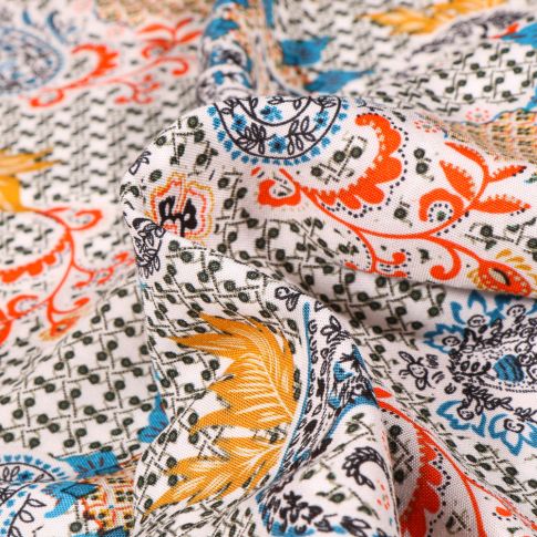 Tissu Viscose légère motif cachemire coloré sur fond Blanc