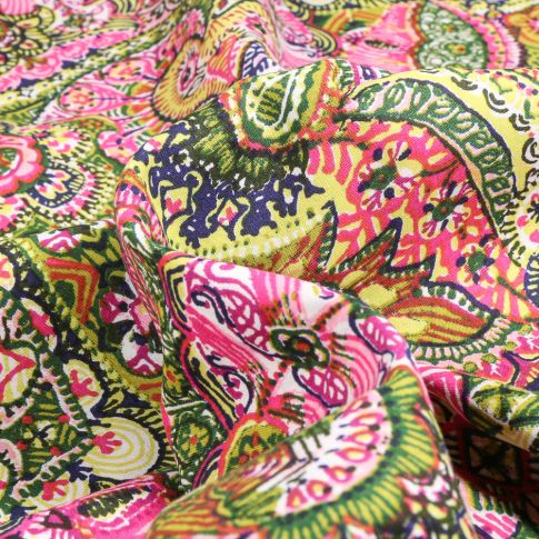 Tissu Popeline de coton Sweet Flower Arya Rose sur fond Vert clair