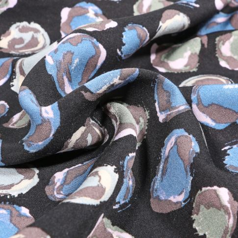 Tissu Viscose Twill Stains color bleu sur fond Noir