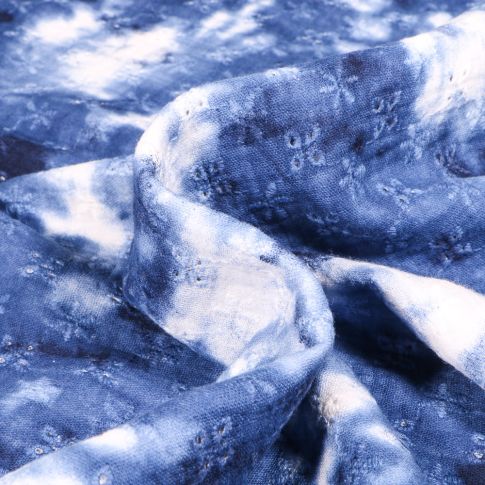 Tissu Double gaze ajouré brodé Tye and dye sur fond Bleu