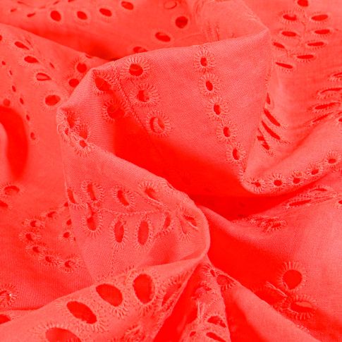 Tissu Broderie anglaise Motifs ajourés sur fond Corail
