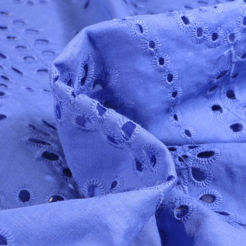 Tissu Broderie anglaise Motifs ajourés sur fond Bleu indigo