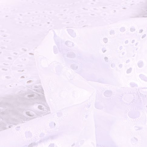 Tissu Broderie anglaise Motifs ajourés sur fond Blanc