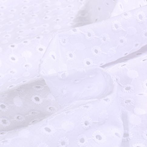 Tissu Broderie anglaise Dotty's sur fond Blanc