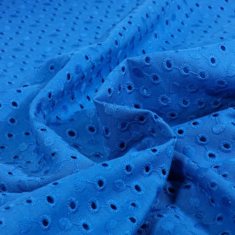 Tissu Broderie anglaise Dotty's sur fond Bleu roi