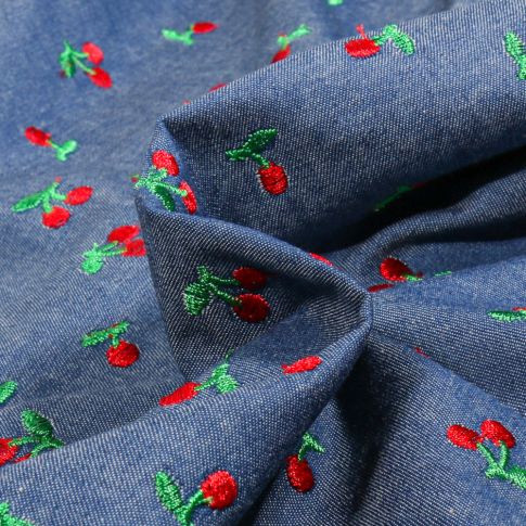 Tissu Chambray brodé Cerises sur fond Bleu denim