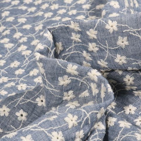 Tissu Voile de Coton Fleurs brodées sur fond Bleu denim