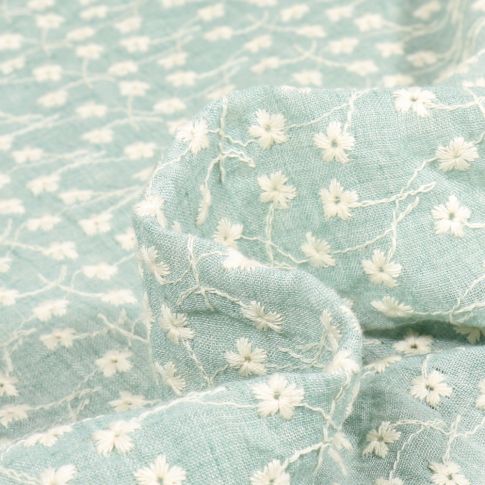 Tissu Voile de Coton Fleurs brodées sur fond Vert menthe clair