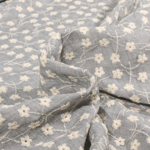 Tissu Voile de Coton Fleurs brodées sur fond Gris clair