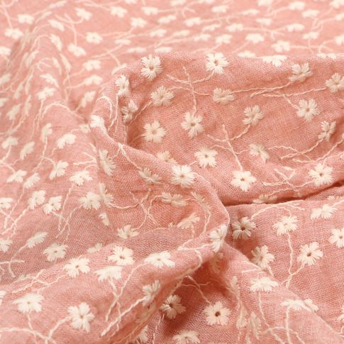 Tissu Voile de Coton Fleurs brodées sur fond Rose poudré