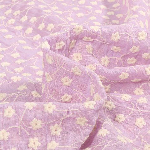 Tissu Voile de Coton Fleurs brodées sur fond Lilas
