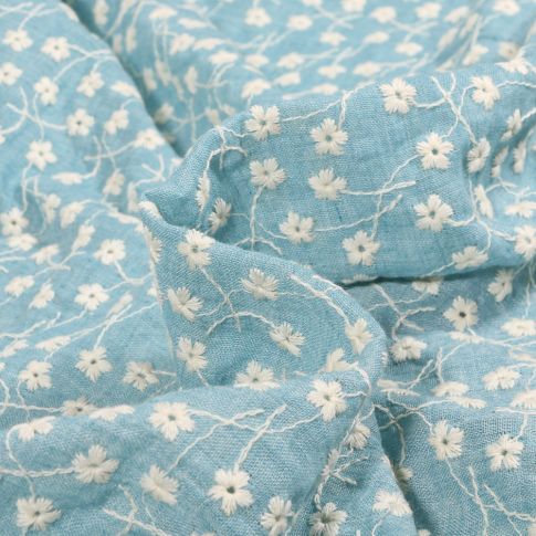 Tissu Voile de Coton Fleurs brodées sur fond Bleu