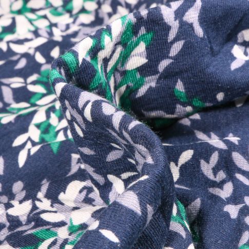Tissu Jersey Viscose Lin Pétales de fleurs  vertes grises et blanches sur fond Bleu marine