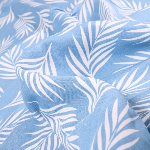 Tissu Viscose Popeline Feuilles de palme blanches sur fond Bleu ciel