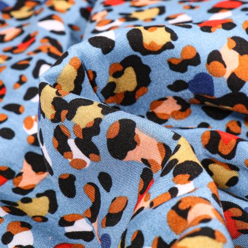 Tissu Viscose Taches léopard  colorées sur fond Bleu ciel