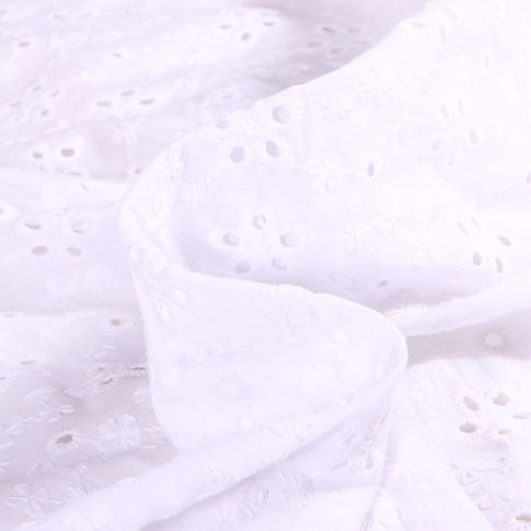 Tissu Broderie anglaise Tessa sur fond Blanc