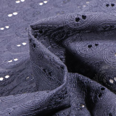 Tissu Coton brodé ajouré Motifs cachemire sur fond Bleu marine