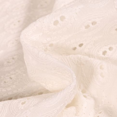 Tissu Coton brodé ajouré Motifs cachemire sur fond Ecru