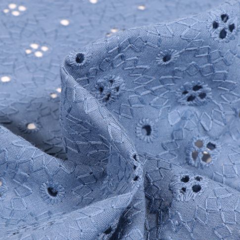 Tissu Coton brodé ajouré Célia Fleurs sur fond Bleu indigo