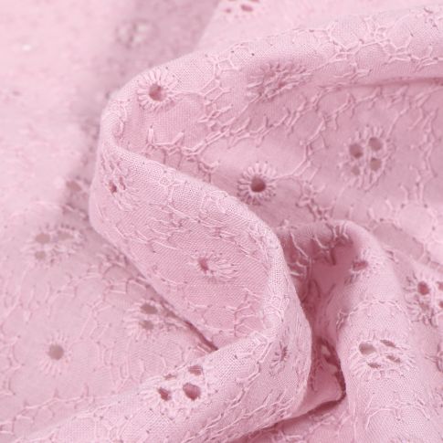 Tissu Coton brodé ajouré Célia Fleurs sur fond Rose pâle