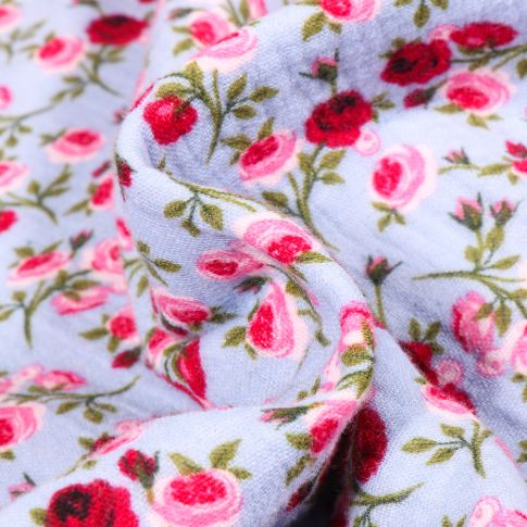 Tissu Double gaze imprimé Boutons de rose sur fond Bleu ciel