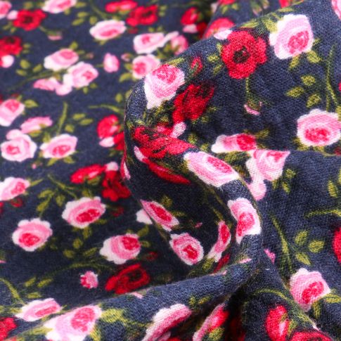 Tissu Double gaze imprimé Boutons de rose sur fond Bleu marine
