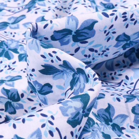 Tissu Coton imprimé LittleBird Camaïeu de Fleurs bleu sur fond Blanc