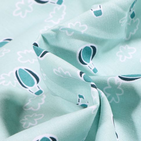 Tissu Coton imprimé Montgolfière et nuages sur fond Vert menthe