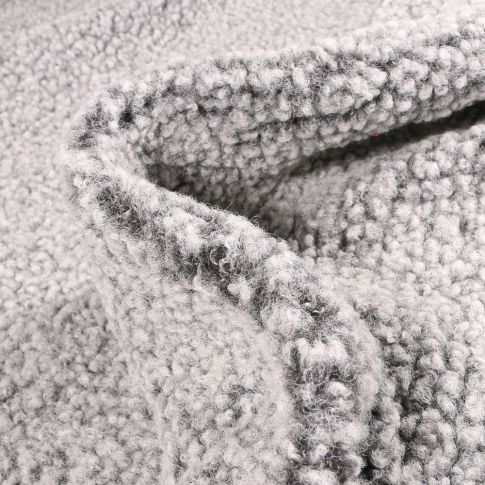 Tissu Fausse fourrure bouclette Ava sur fond Gris clair
