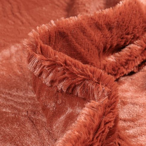 Tissu Fausse fourrure Wavy sur fond Brique