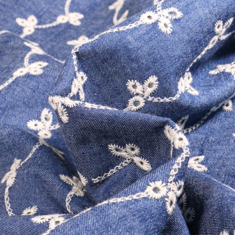 Tissu Chambray brodé Collier fleuris sur fond Bleu jean