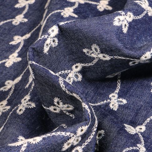 Tissu Chambray brodé Collier fleuris sur fond Bleu nuit