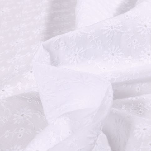 Tissu Coton brodé ajouré uni Clara sur fond Blanc