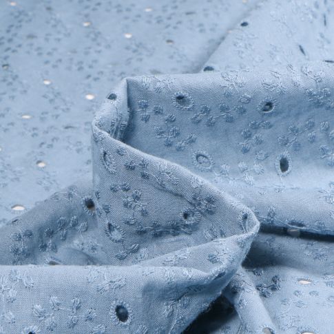 Tissu Broderie anglaise coton ajouré Andrea sur fond Bleu