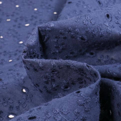 Tissu Broderie anglaise coton ajouré uni Andrea sur fond Bleu nuit