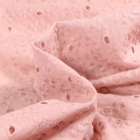 Tissu Broderie anglaise coton ajouré uni Andrea sur fond Rose nude