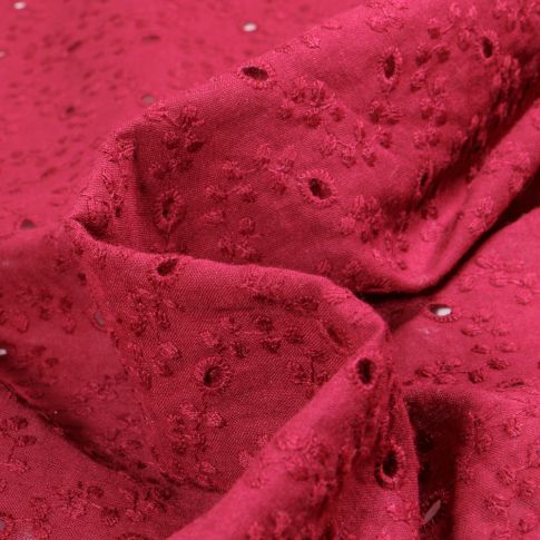 Tissu Broderie anglaise coton ajouré uni Andrea sur fond Framboise