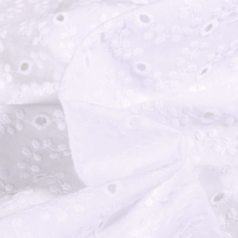 Tissu Broderie anglaise coton ajouré uni Andrea sur fond Blanc