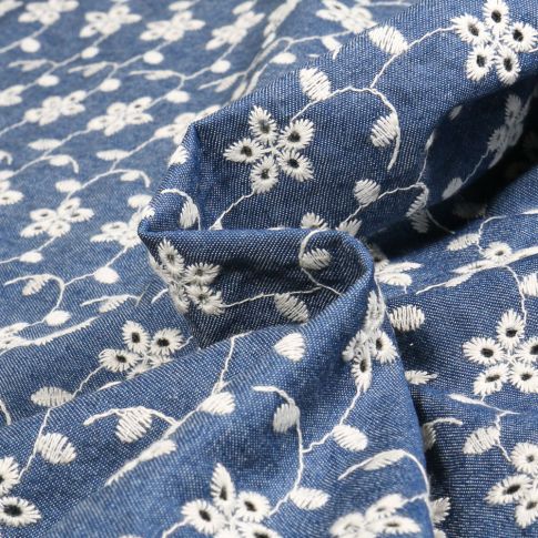 Tissu Chambray fleurs brodées  Bleu