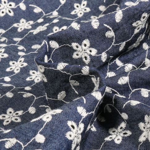 Tissu Chambray fleurs brodées  Bleu foncé