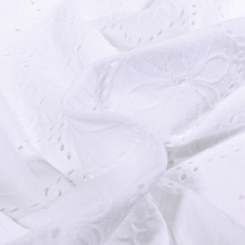 Tissu Broderie anglaise losanges fleuris Azena sur fond Blanc