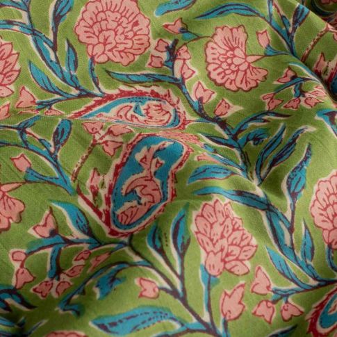 Tissu Voile de Coton Anisa fleurs Roses poudrées sur fond Vert anis