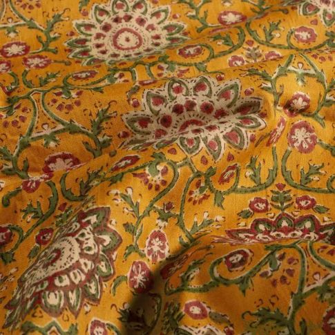 Tissu Voile de Coton Amira fleurs Bordeaux sur fond Jaune moutarde