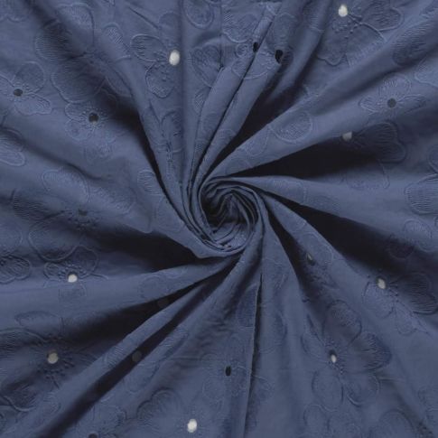 Tissu Coton brodé ajouré Adèle fleuri sur fond Bleu indigo