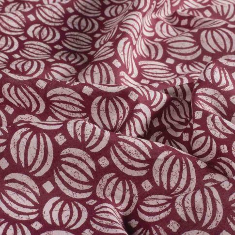 Tissu  Voile de Coton Batik Saria sur fond Prune