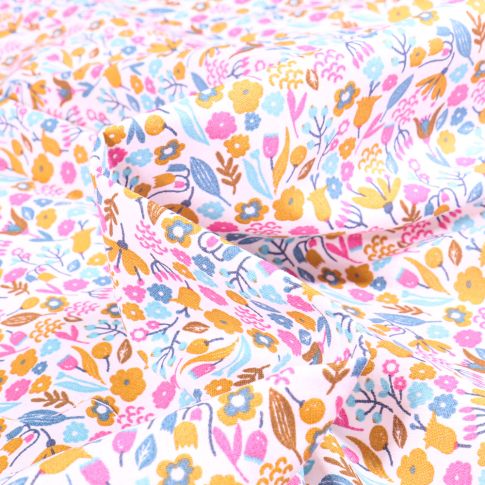Tissu Coton imprimé Arty Alice rose sur fond Blanc