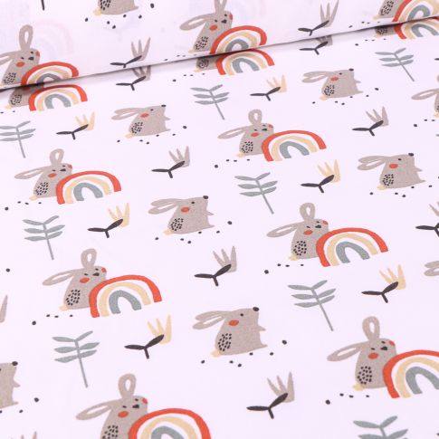 Tissu Coton imprimé Arty Lapins et arc en ciel sur fond Blanc