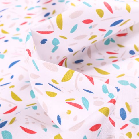Tissu Coton imprimé Arty Pétales colorées sur fond Blanc